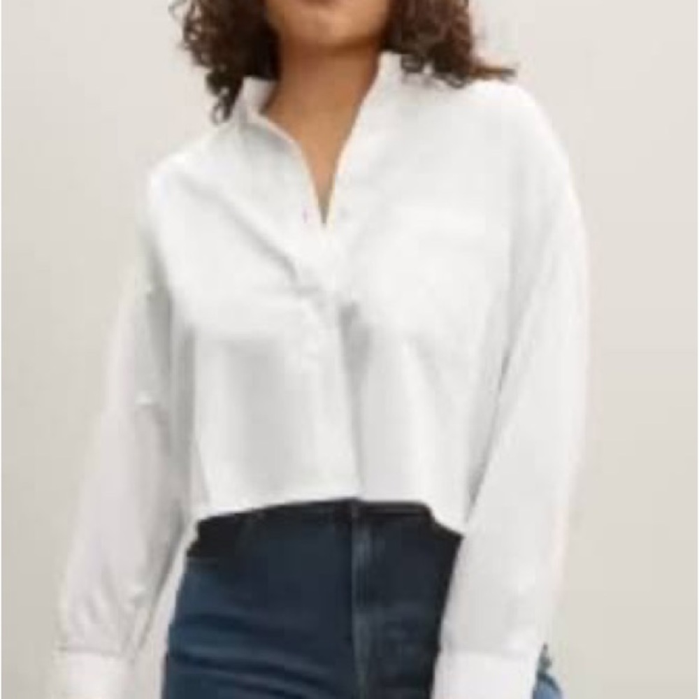 Everlane crisp white 100% cotton short blouse w/ a opening in back